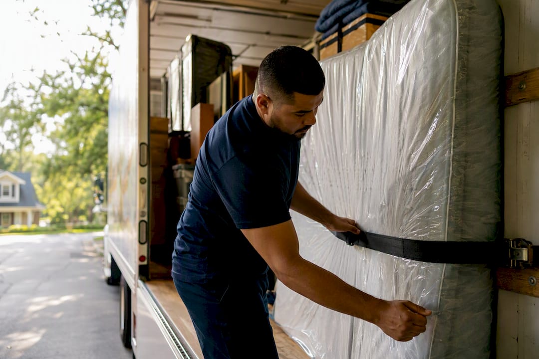 Mover fastening mattress in truck